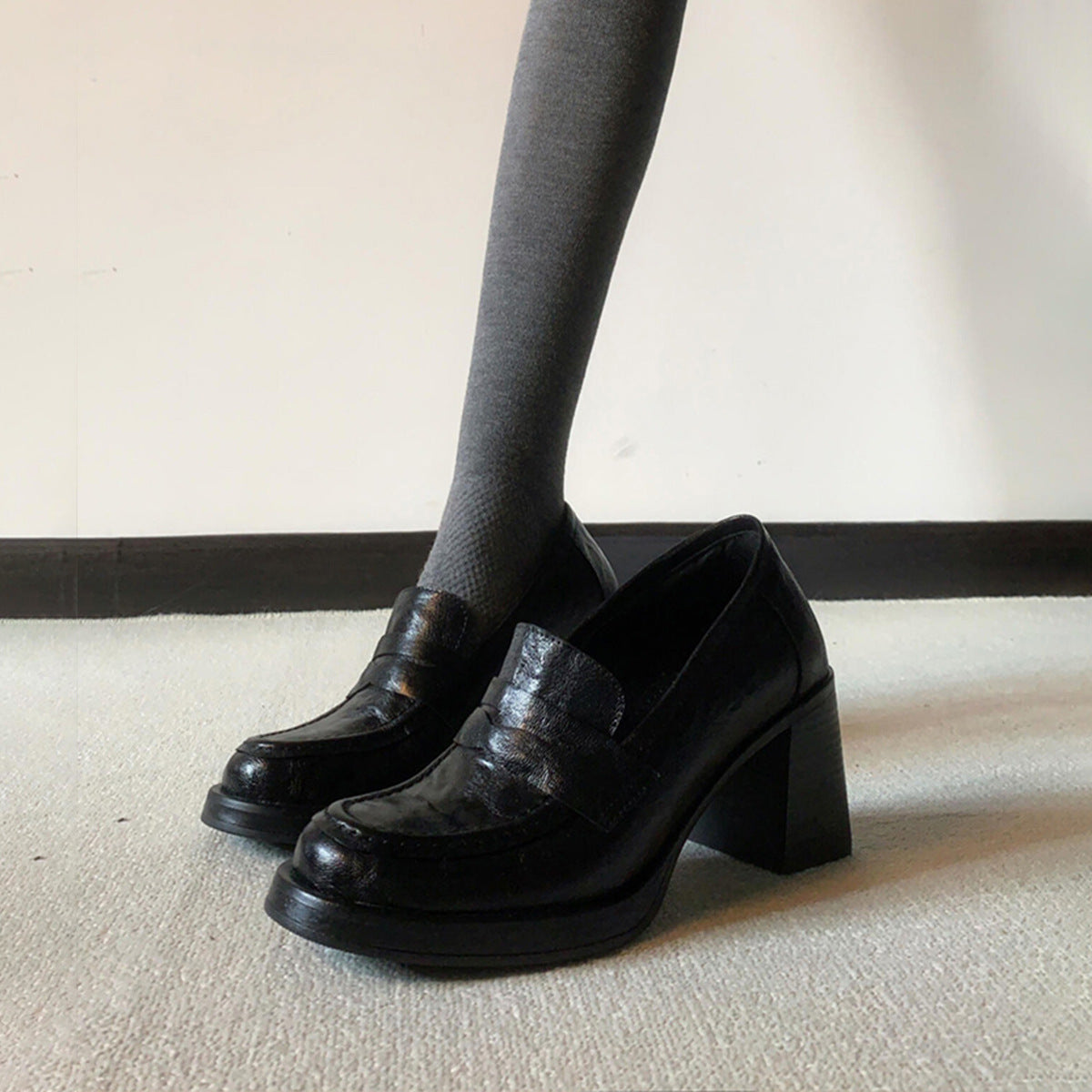 Black shoes size 45, 39, beige shoes size 39-902 090 900