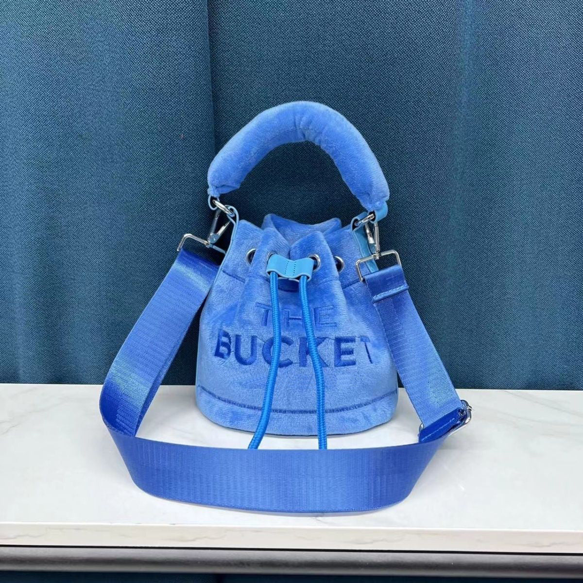 Fashion Faux Fur Women's Bucket Bag Letter Plush Shoulder Crossbody Purses Designer Winter Letter Plush Shoulder Crossbody Bags